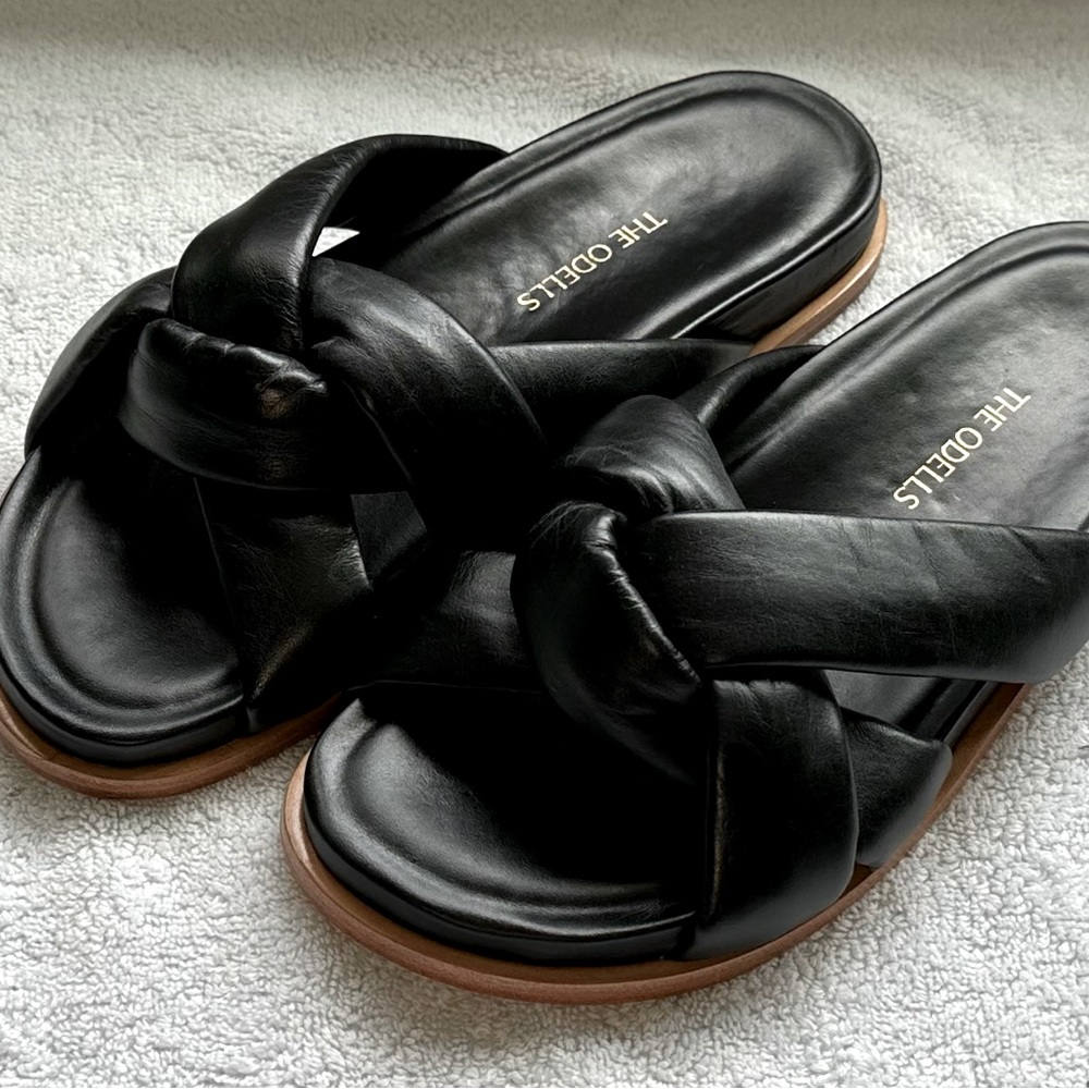 New without box The Odells Puffy Slide in Black, Size 40